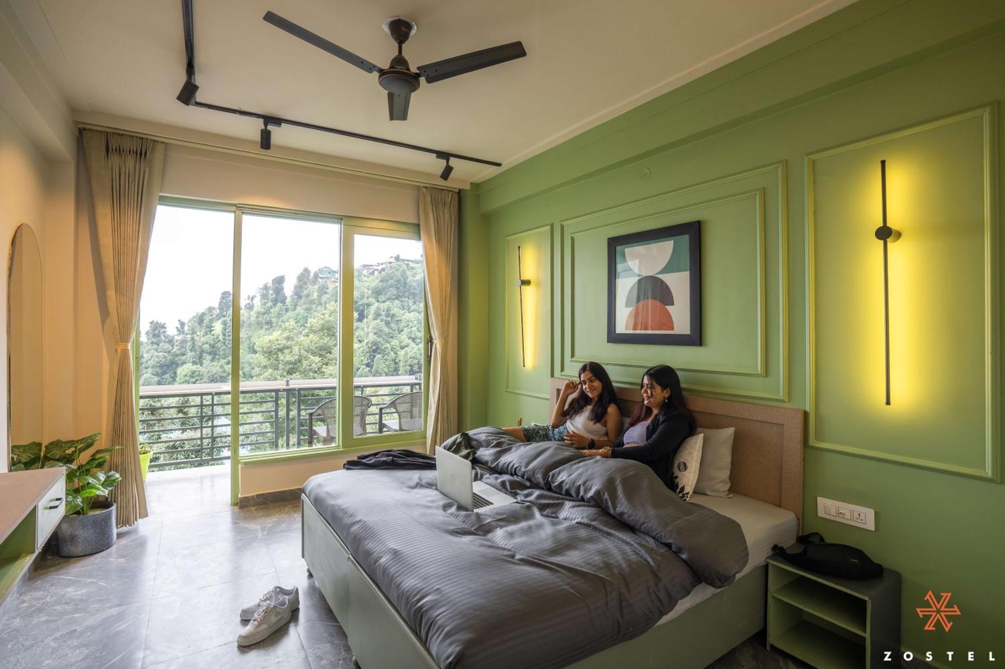 A Pousada Zostel Dharamkot McLeod Ganj Exterior foto