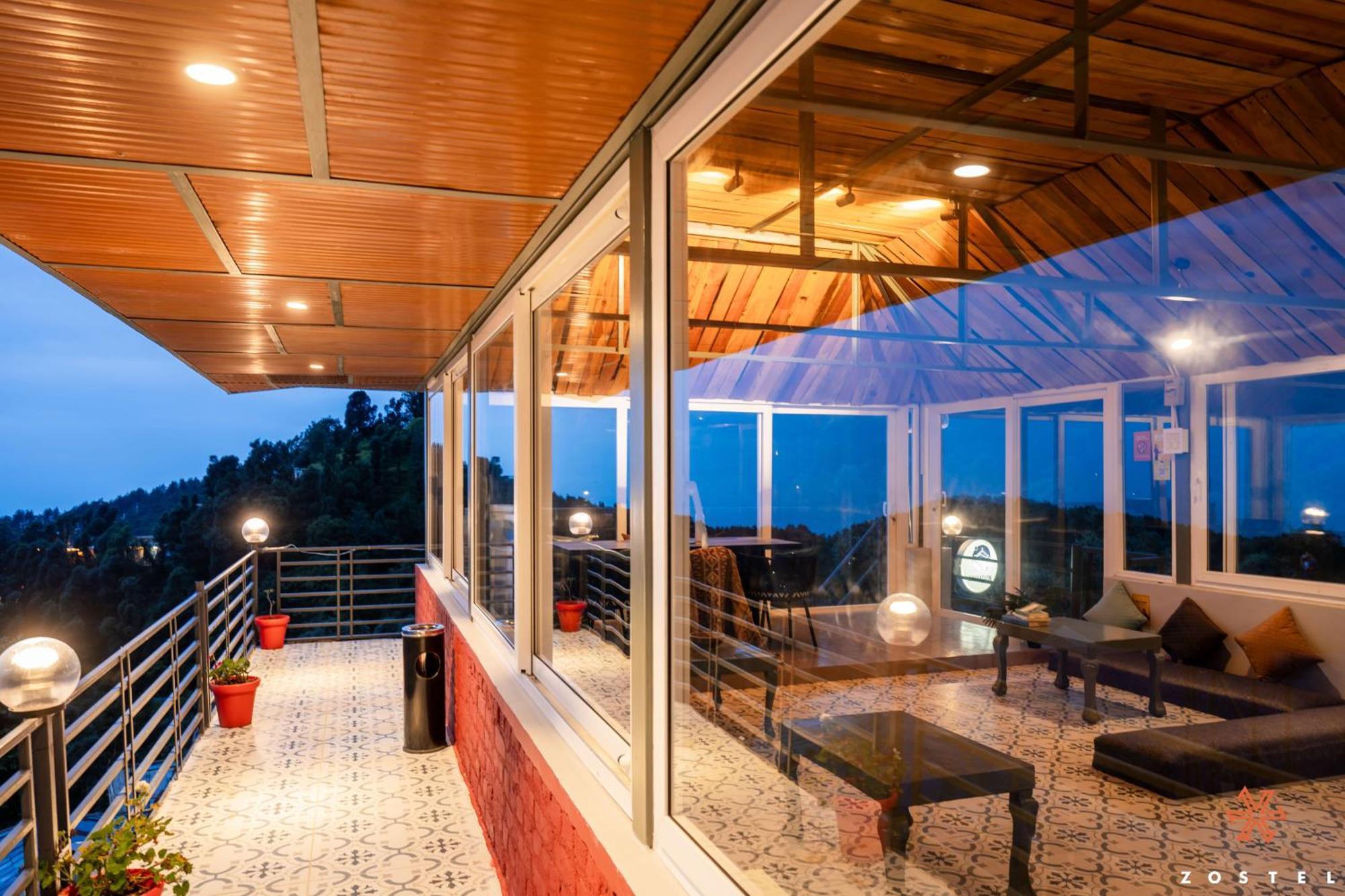 A Pousada Zostel Dharamkot McLeod Ganj Exterior foto