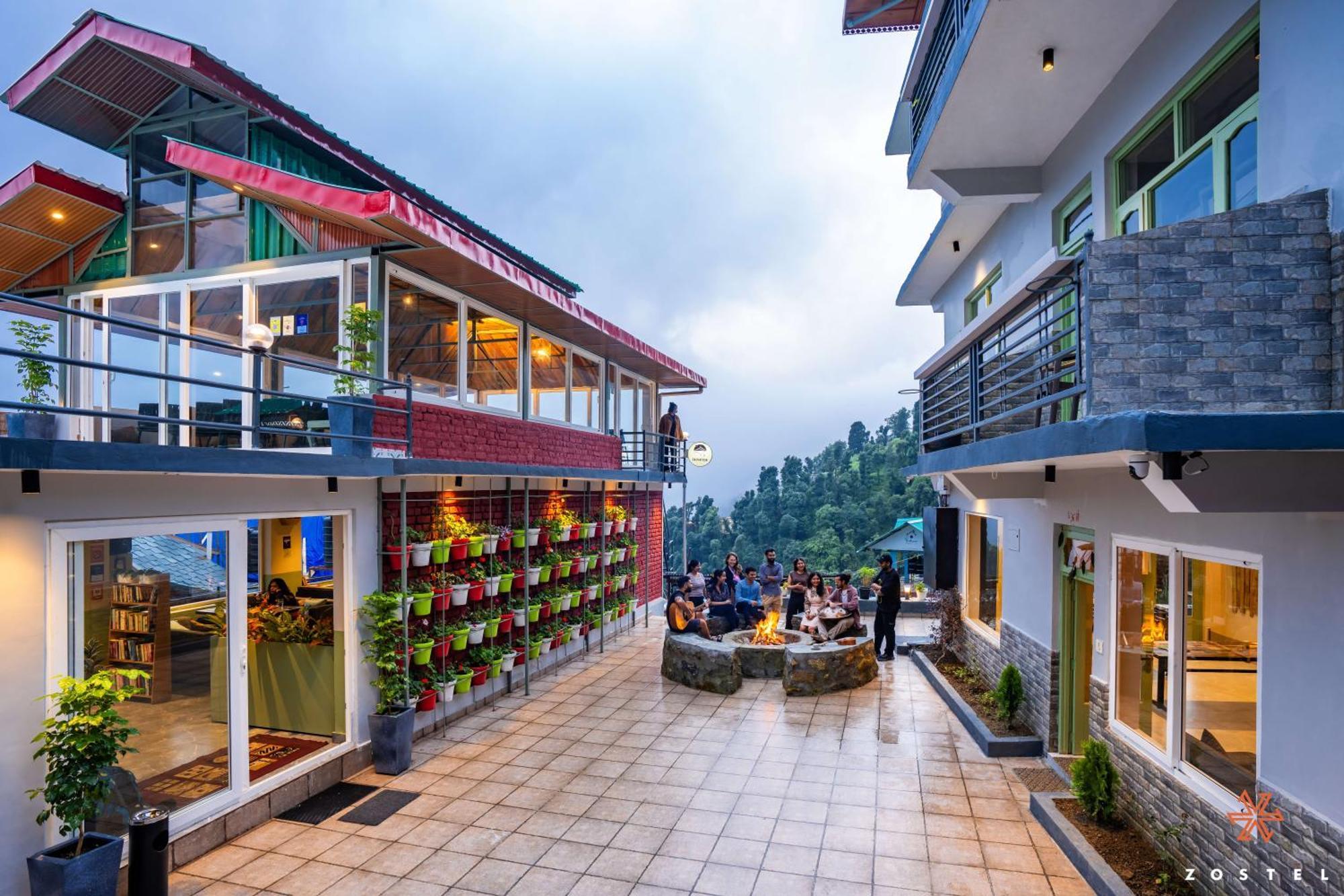 A Pousada Zostel Dharamkot McLeod Ganj Exterior foto