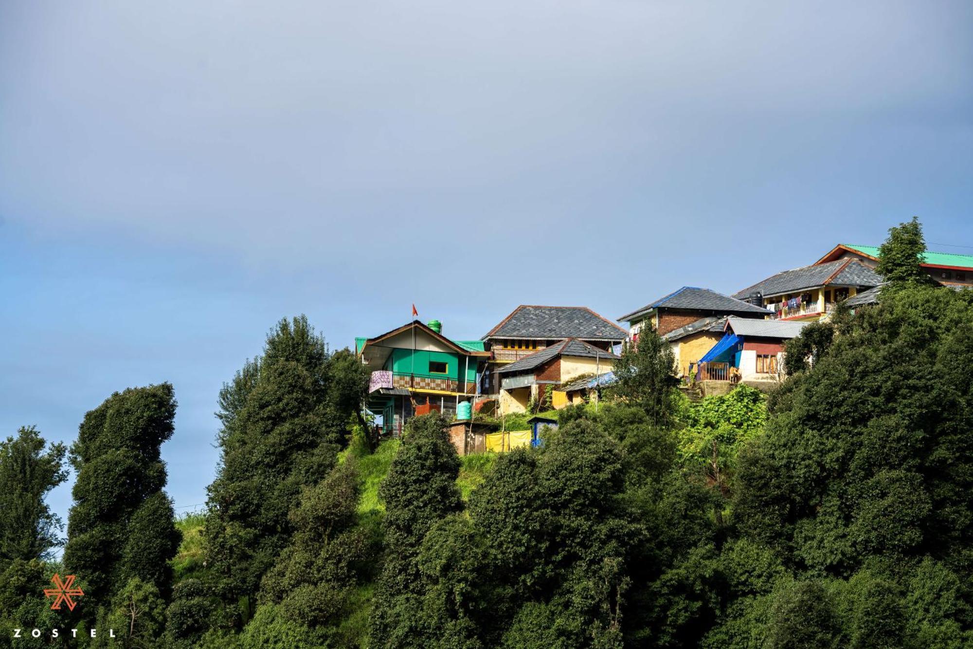 A Pousada Zostel Dharamkot McLeod Ganj Exterior foto